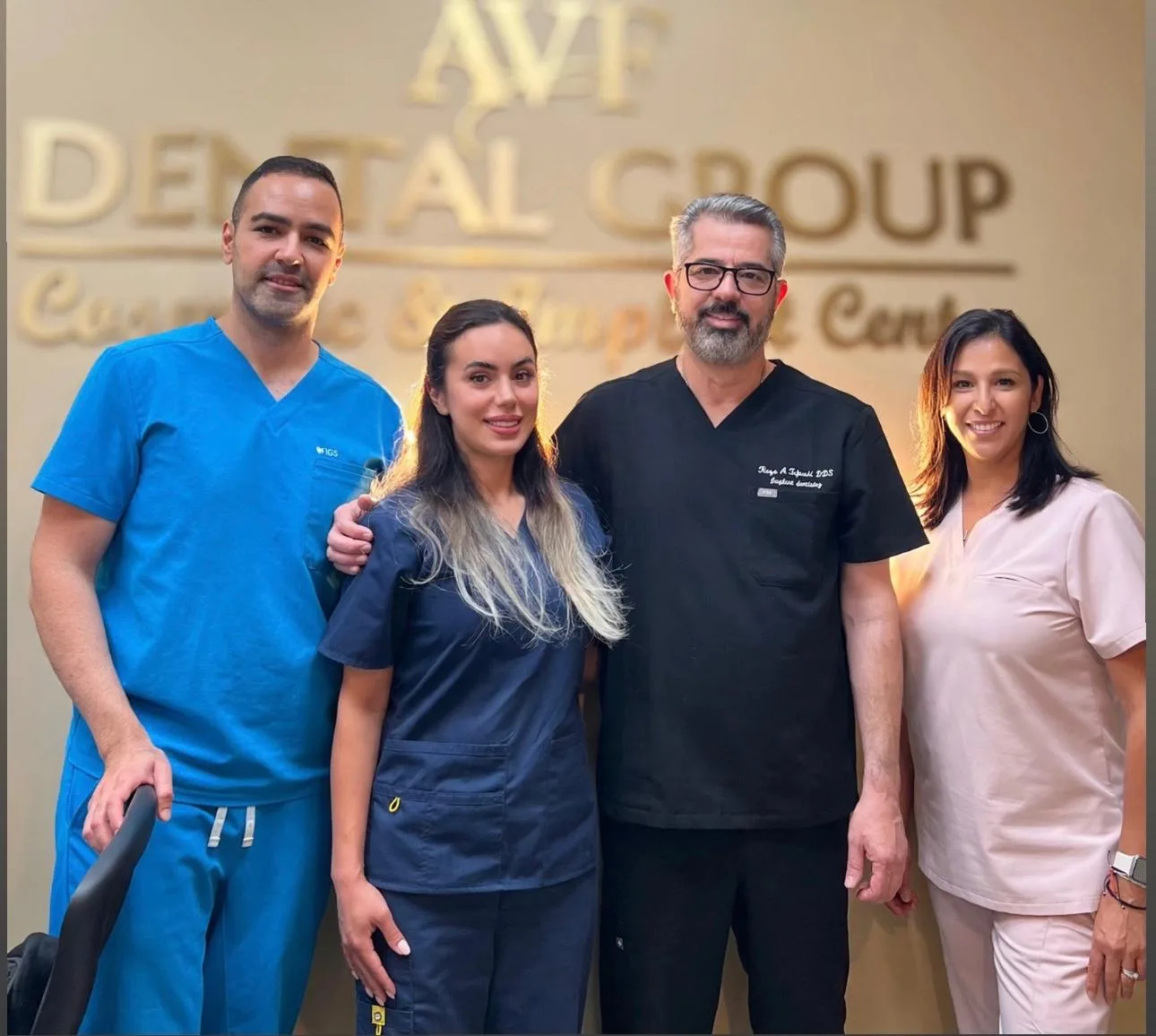 El equipo de AVF Dental Group reunido en el vestíbulo de la oficina
